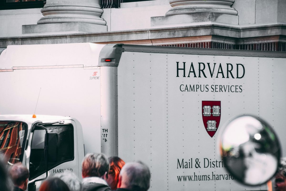 Trump quiere desfinanciar a Harvard recortando contratos por u$s100 millones