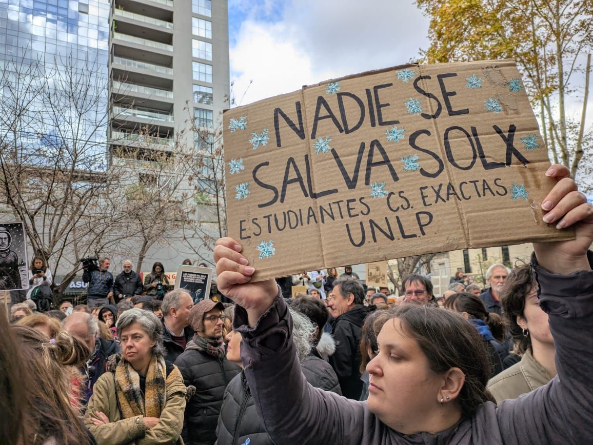 Investigadores, cient�ficos y docentes se movilizaron contra la motosierra