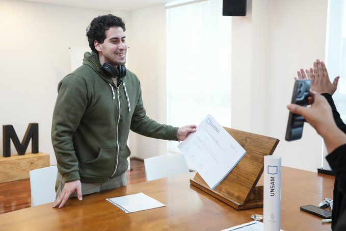 La UNSAM comparti la alegra de un nuevo ingeniero nuclear junto a su familia
