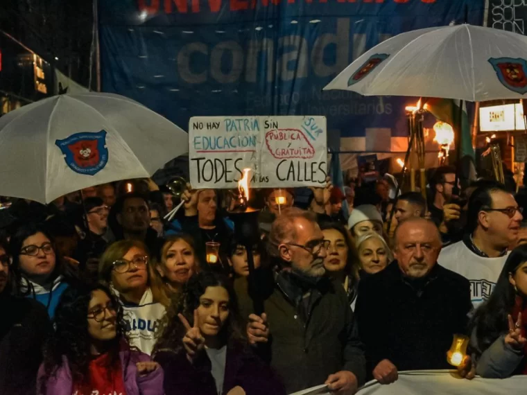 Docentes y estudiantes se movilizaron reclamar la Ley de Financiamiento