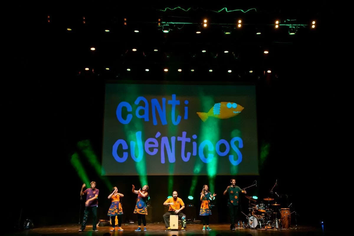 En la calle Corrientes, Canticuénticos rinde tributo a las infancias, la Memoria y la Educación