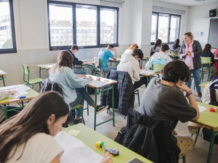 Beneficiarios de becas universitarias registran los mayores rendimientos académicos