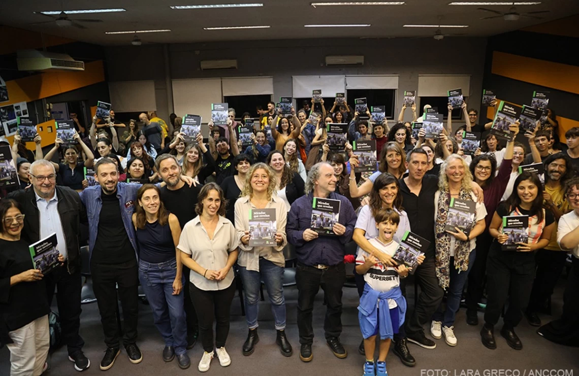 Presentaron en la UBA un libro de fotoperiodismo que ayuda a entender la Argentina reciente