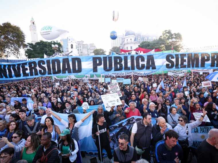 Una multitud exigió el Plaza de Mayo y todo el país cumplir el financiamiento universitario