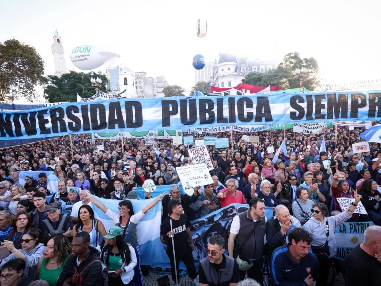 Una multitud exigió el Plaza de Mayo y todo el país cumplir el financiamiento universitario