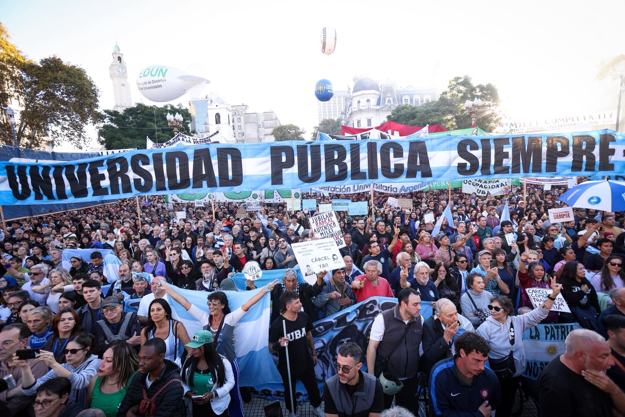 Una multitud exigió el Plaza de Mayo y todo el país cumplir el financiamiento universitario