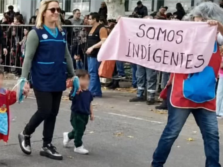 Polémica en San Luis: docente sancionada por exhibir un cartel en un desfile