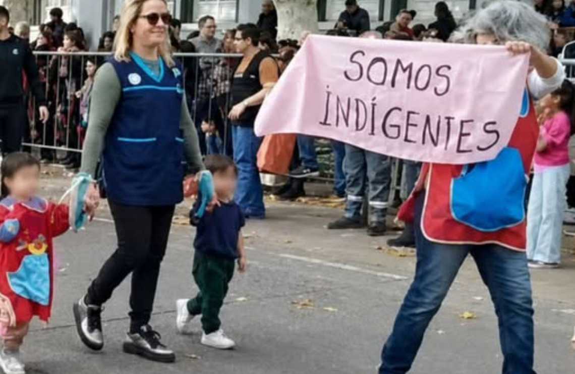 Polémica en San Luis: docente sancionada por exhibir un cartel en un desfile