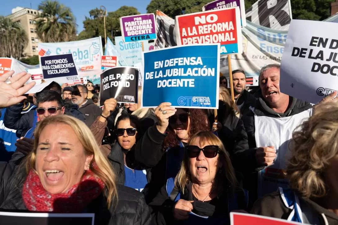Docentes anunciaron un paro nacional en una protesta frente a Pizzurno