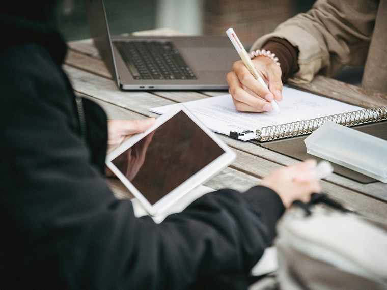 La escuela debe asumir un rol principal en la educación digital, afirma una encuesta
