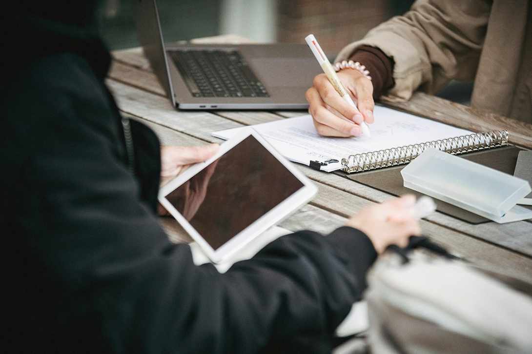 La escuela debe asumir un rol principal en la educación digital, afirma una encuesta
