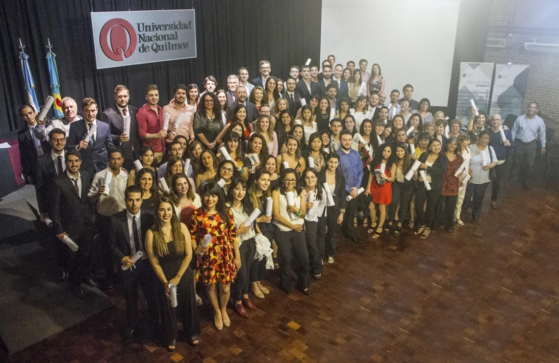 Grupo de egresados de la Universidad Nacional de Quilmes.
