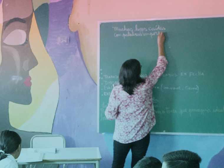 Faltan docentes y trabajadores con formación terciaria: el diagnóstico de OCDE para Argentina