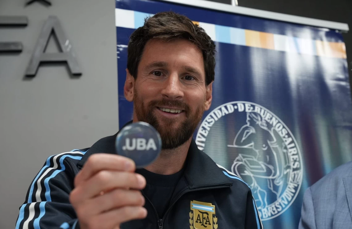 A un paso de la despedida, Messi recibió el doctorado Honoris Causa de la UBA